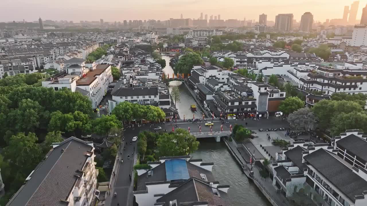 南京夫子庙画舫在秦淮河中的行驶视频下载