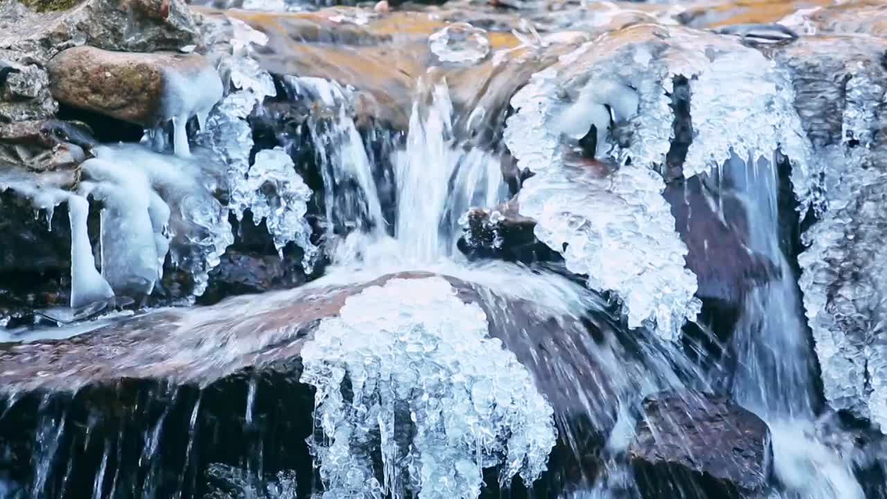 山东省青岛市崂山北九水景区冬季瀑布冰挂现象视频素材