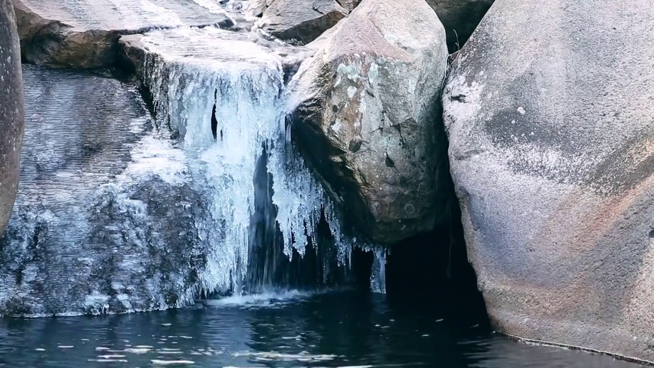 山东省青岛市崂山北九水景区冬季瀑布冰挂现象视频素材