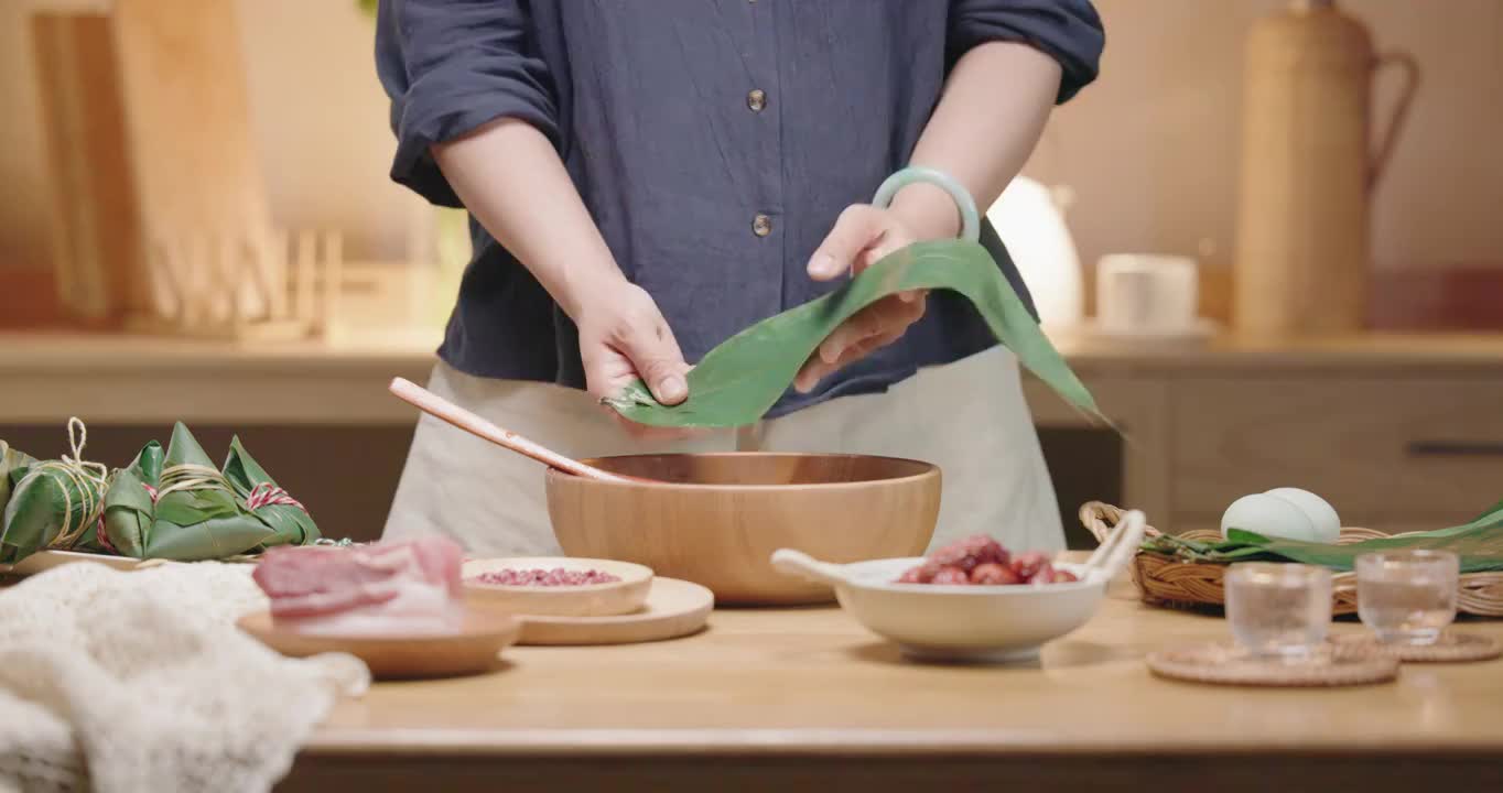 端午节粽子包粽子箬叶四角粽肉粽视频下载