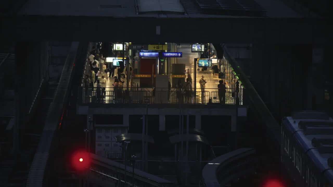 夜晚重庆轻轨车站站台风景视频下载