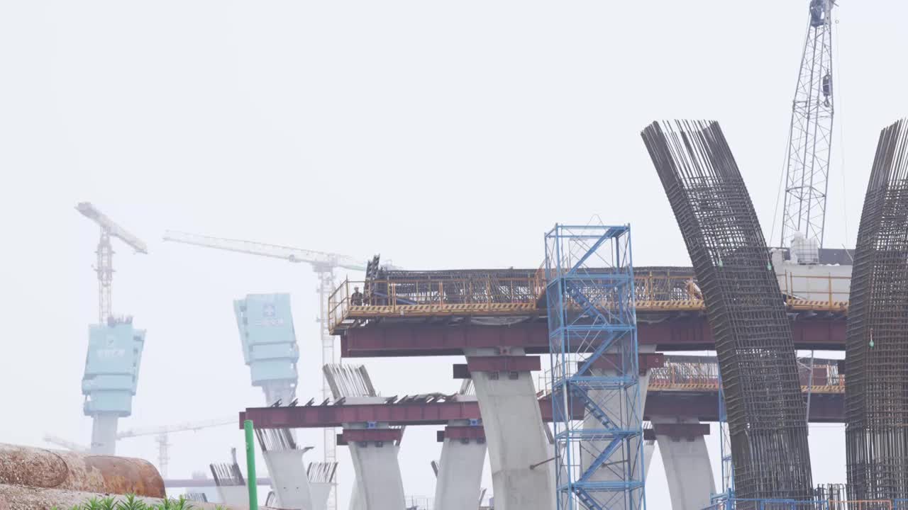 建筑工程师在高架桥施工现场使用平板电脑视频素材