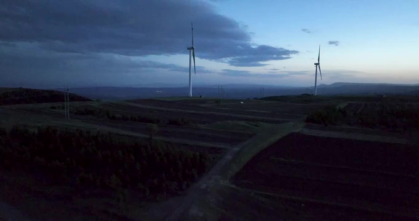 傍晚晚霞下草原上的风力发电机视频下载