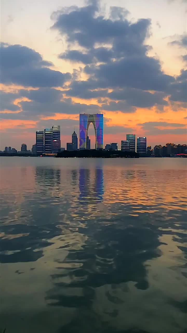 慢动作拍摄日落时分的苏州滨水城市风光视频下载