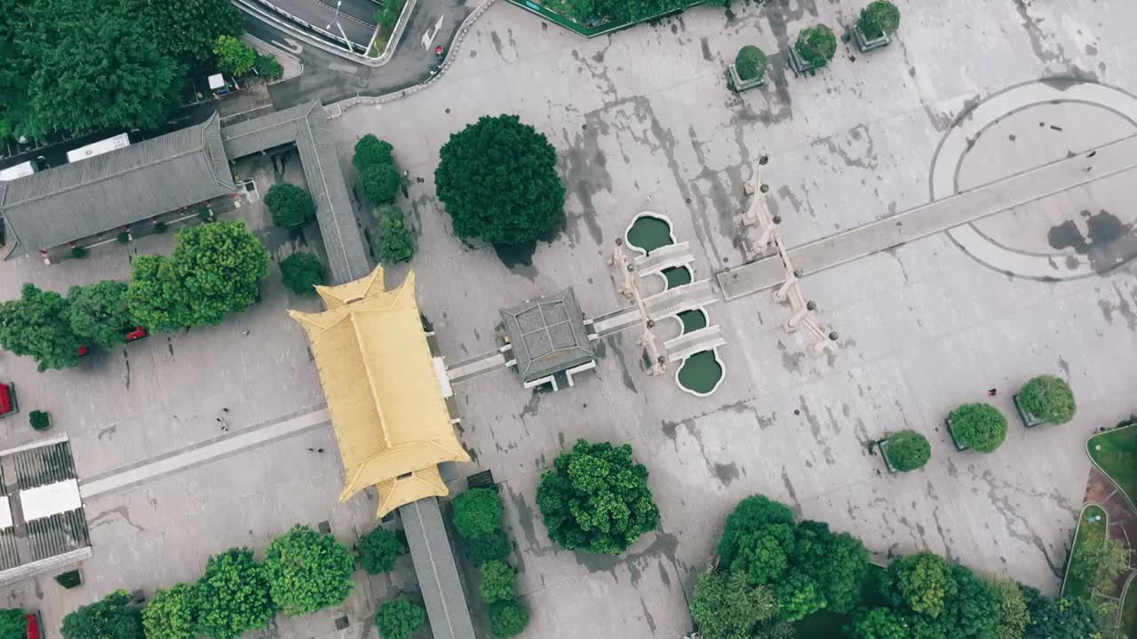 航拍广西柳州文庙大门前牌坊与广场视频素材