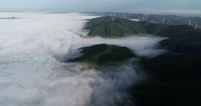 兴凯湖起雾蜂蜜山升起夏季北方云海视频素材