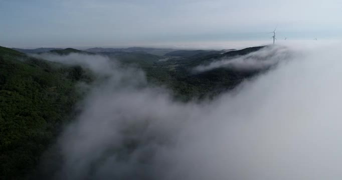 云雾中飞行视频素材