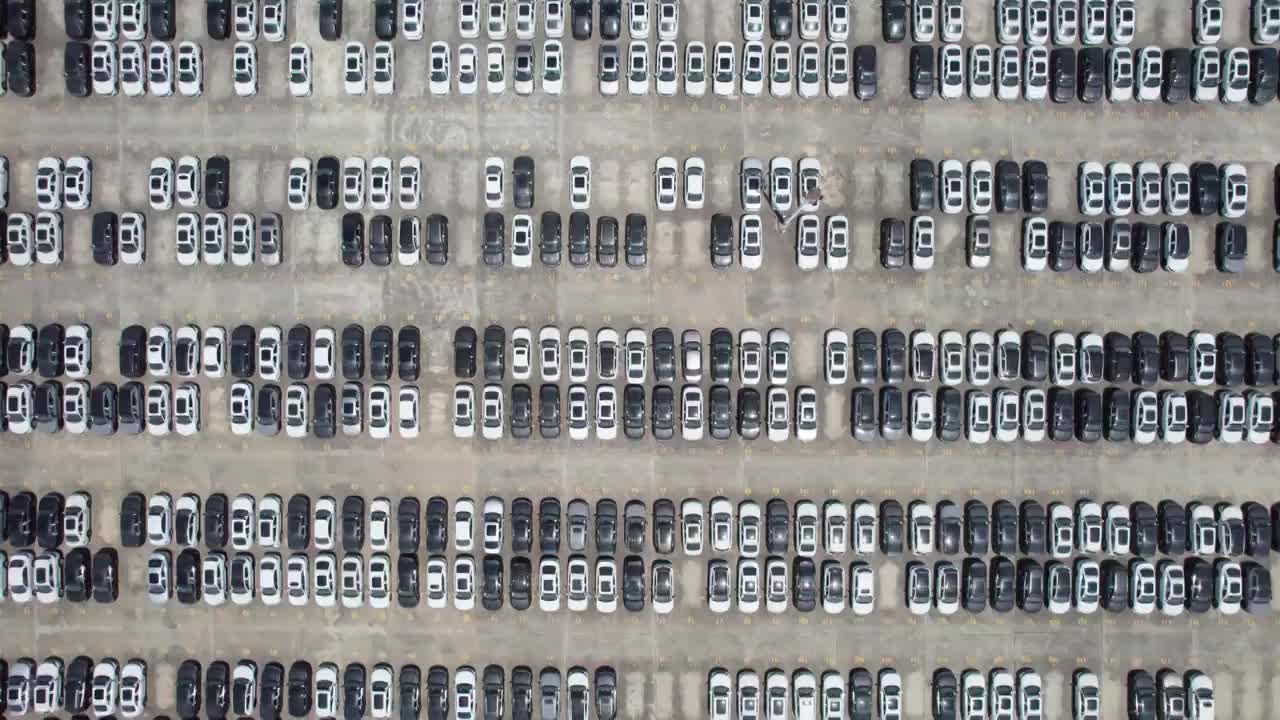 成都龙泉驿汽车产业园，新造好的汽车整齐的停放在停车场白昼晴天航拍镜头视频素材