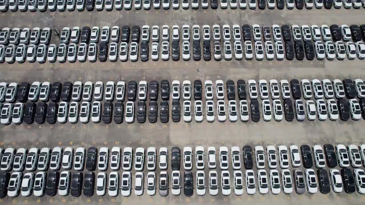 成都龙泉驿汽车产业园，新造好的汽车整齐的停放在停车场白昼晴天航拍镜头视频素材