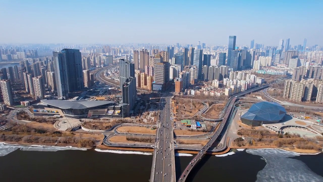 中国辽宁沈阳盛京剧院和浑河沿岸城市建筑航拍冬天风光视频下载