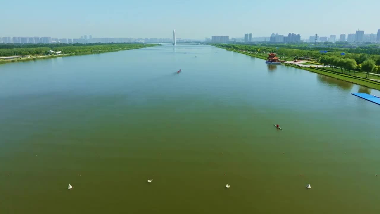 航拍汾河上的皮划艇视频下载