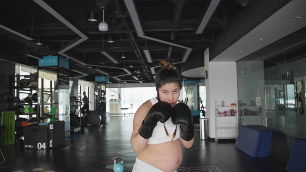 怀孕现代女性健身房锻炼身体孕妇孕期撸铁健身系列视频下载
