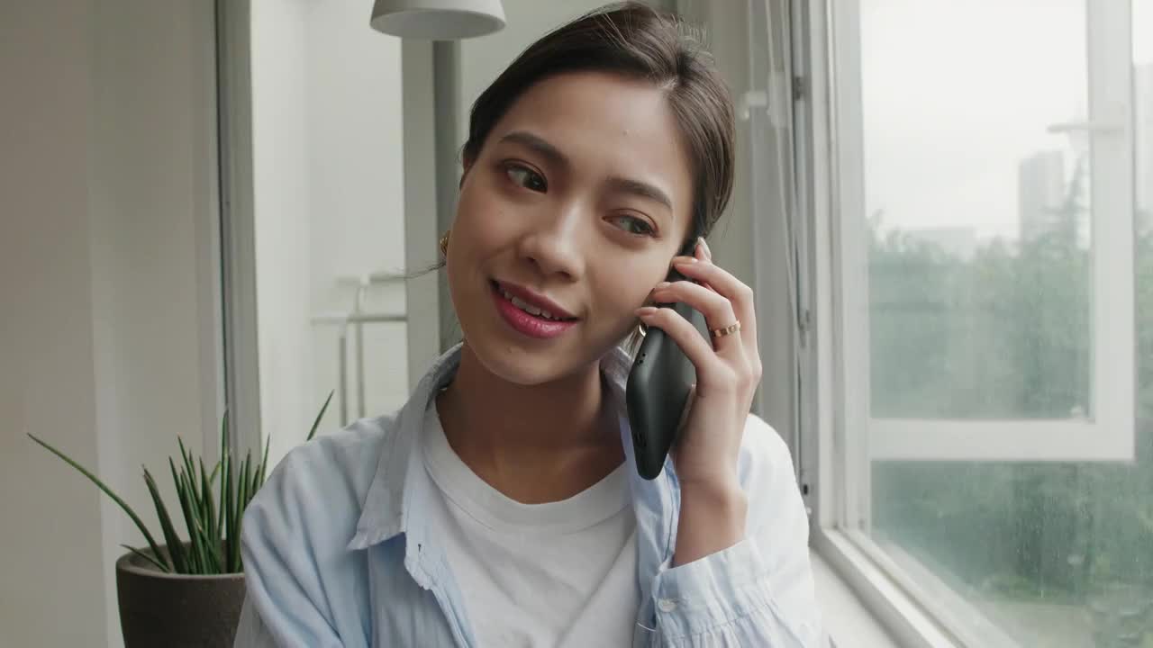 商务美女白领办公室用手机打电话聊天沟通交流视频下载