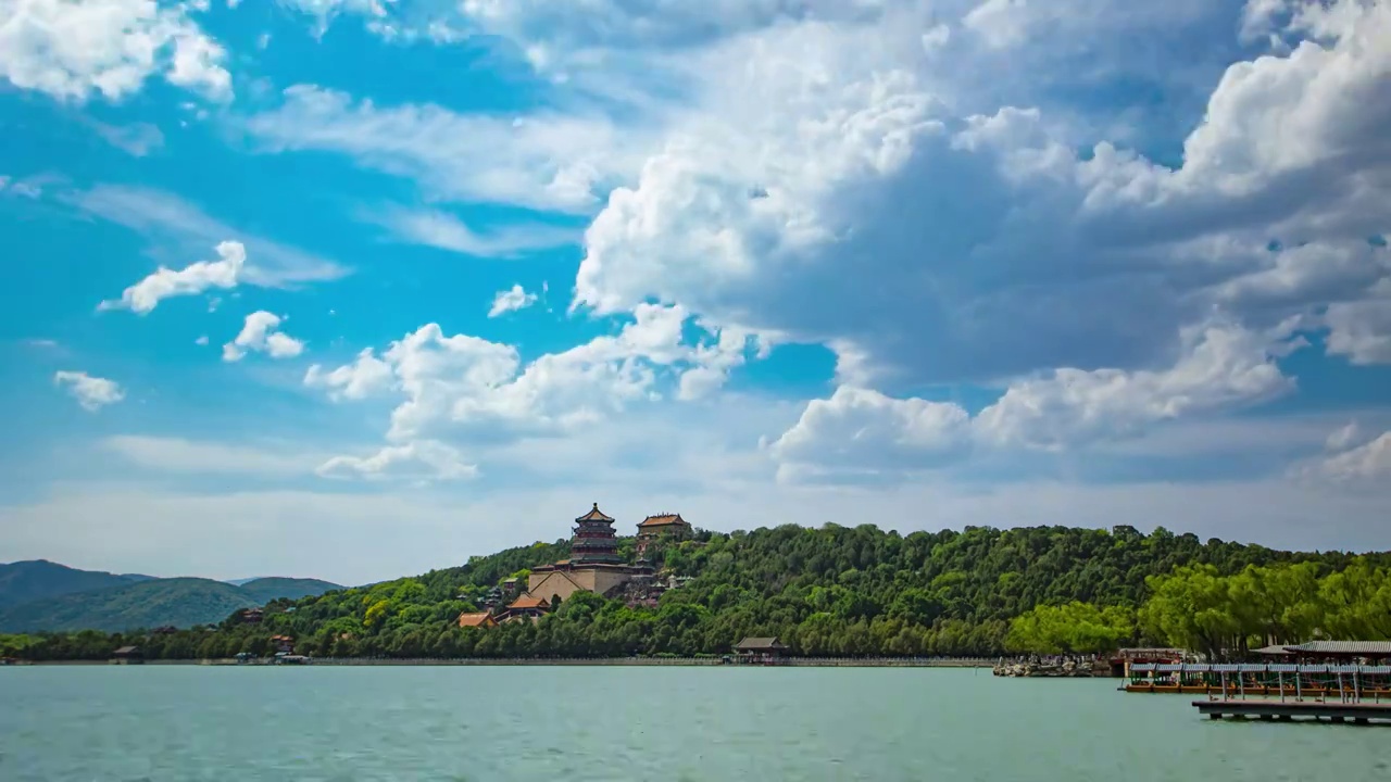 北京颐和园蓝天白云下的佛香阁与万寿山视频下载