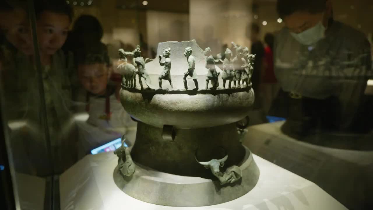 贡纳场面青铜贮贝器; 西汉; 公元前202-公元8年; 1955-1960年云南晋宁石寨山出土视频素材