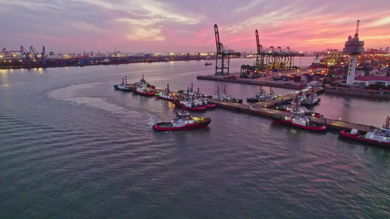 天津港船只航行在海面晚霞航拍4K视频购买