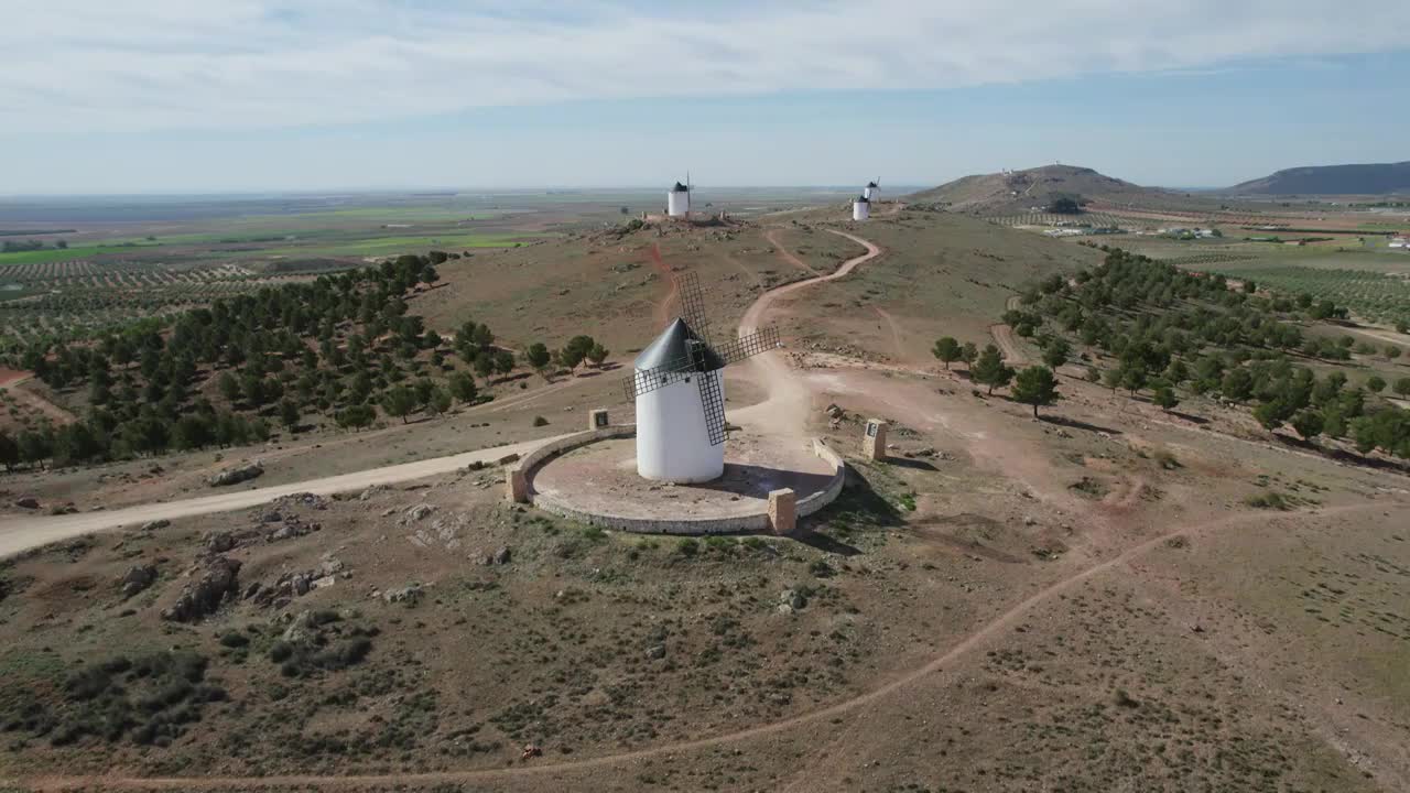 西班牙孔苏埃格拉风车村风车群航拍视频下载