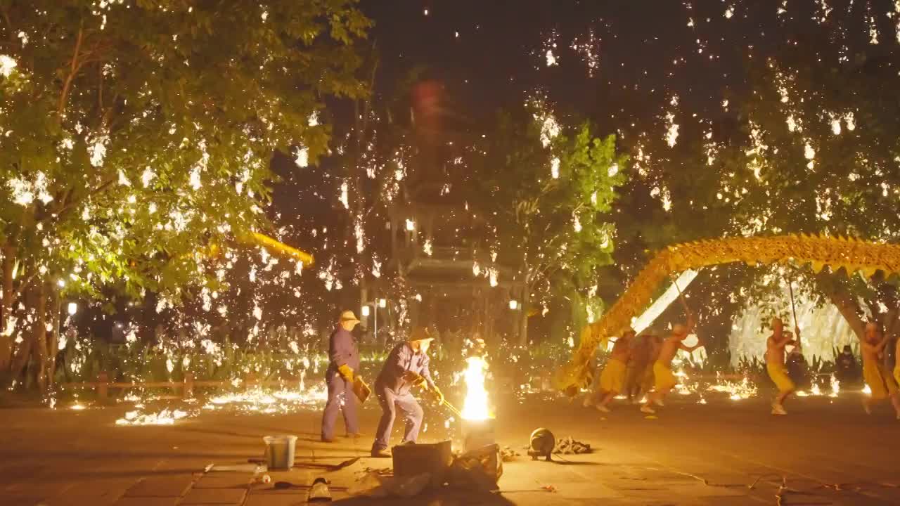 四川成都黄龙溪古镇非物质文化遗产火龙灯舞表演视频素材