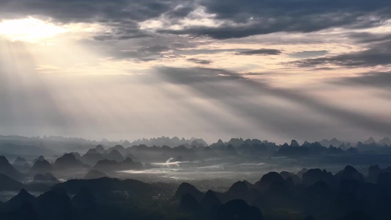桂林中国山水宣传片耶稣光丁达尔效应美丽的乡村桂林视频下载