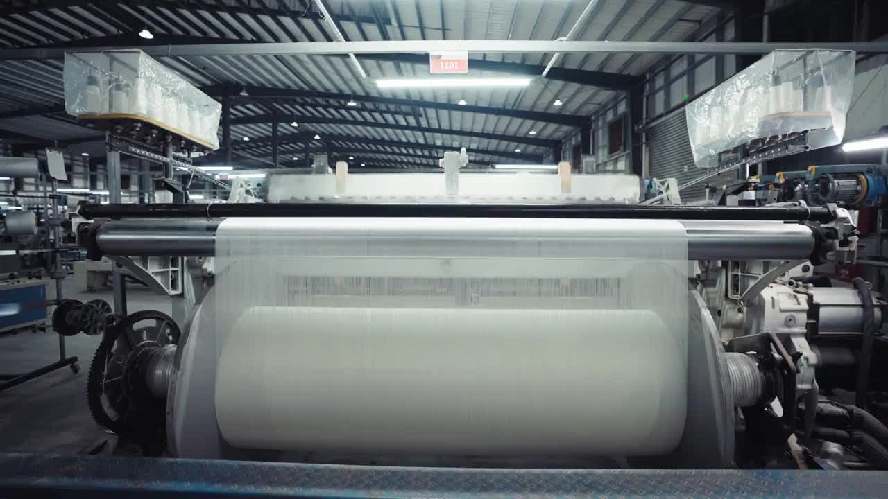 工厂中正在工作的一排排纺织机视频下载