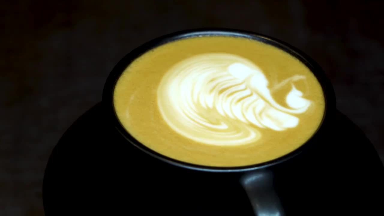 天鹅图案拉花的咖啡，咖啡的拉花艺术视频下载