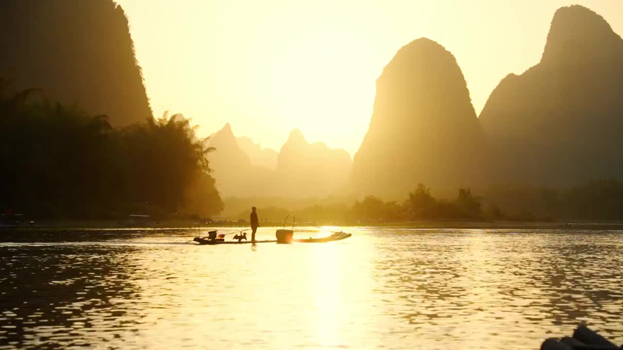 夕阳下桂林漓江上的竹筏划过江面视频购买
