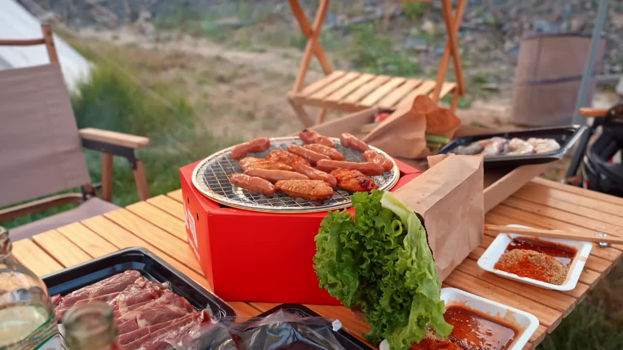 年轻人户外露营生活方式烤肉晚餐野外生存视频下载