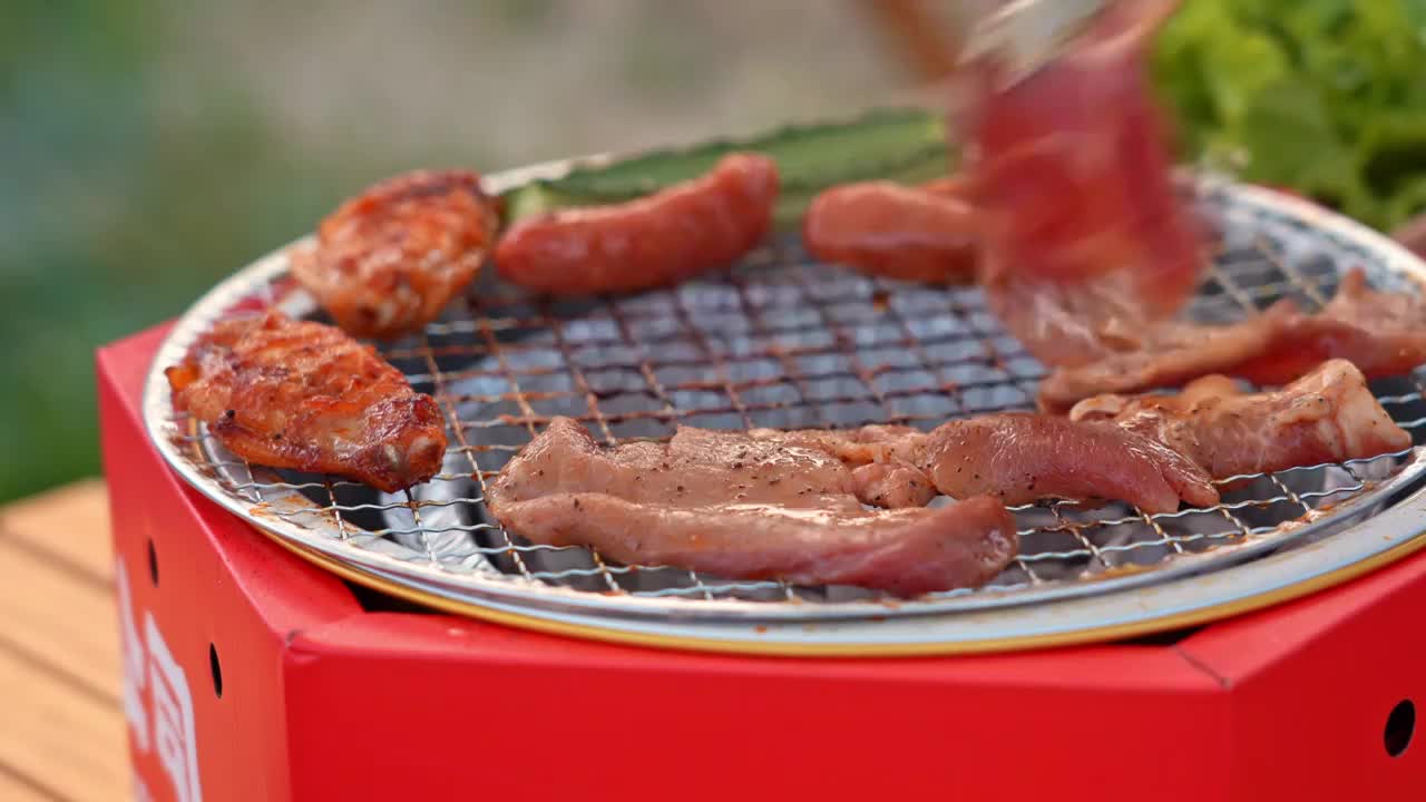 年轻人户外露营生活方式烤肉晚餐野外生存视频下载