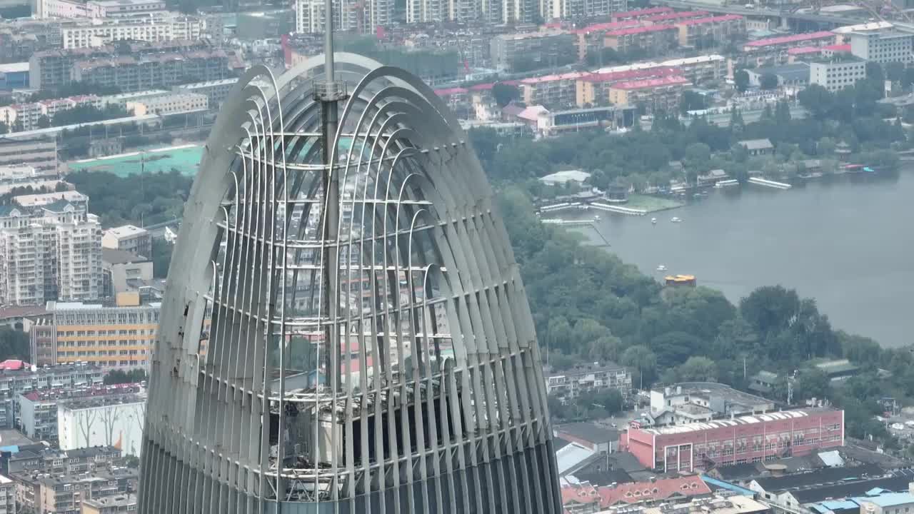 中国山东济南绿地普利中心建筑顶部及大明湖航拍视频素材