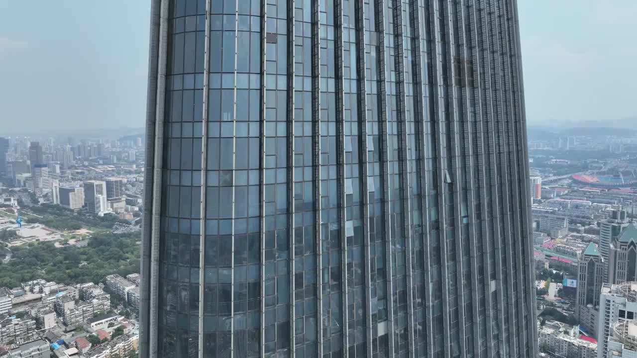 中国山东济南绿地中心办公楼外观特写视频下载