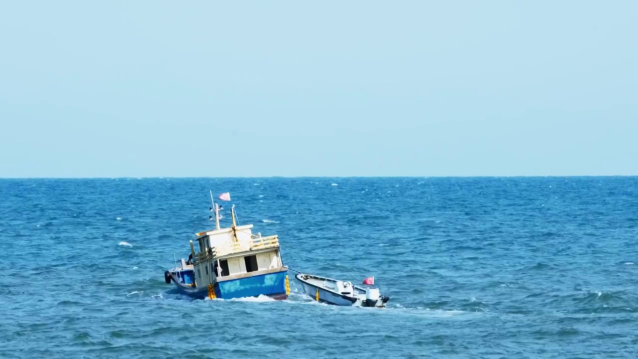 在海面风浪中摇曳的出海捕鱼的渔船视频素材