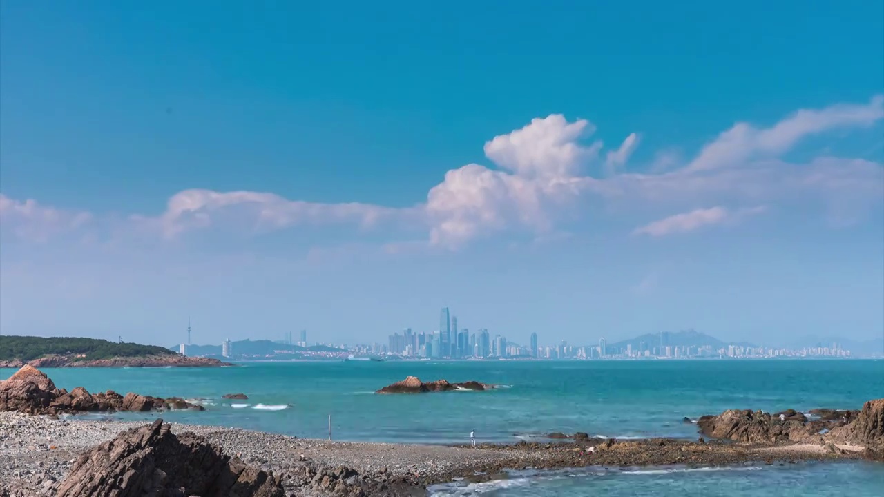 蓝天下的海上城市视频素材