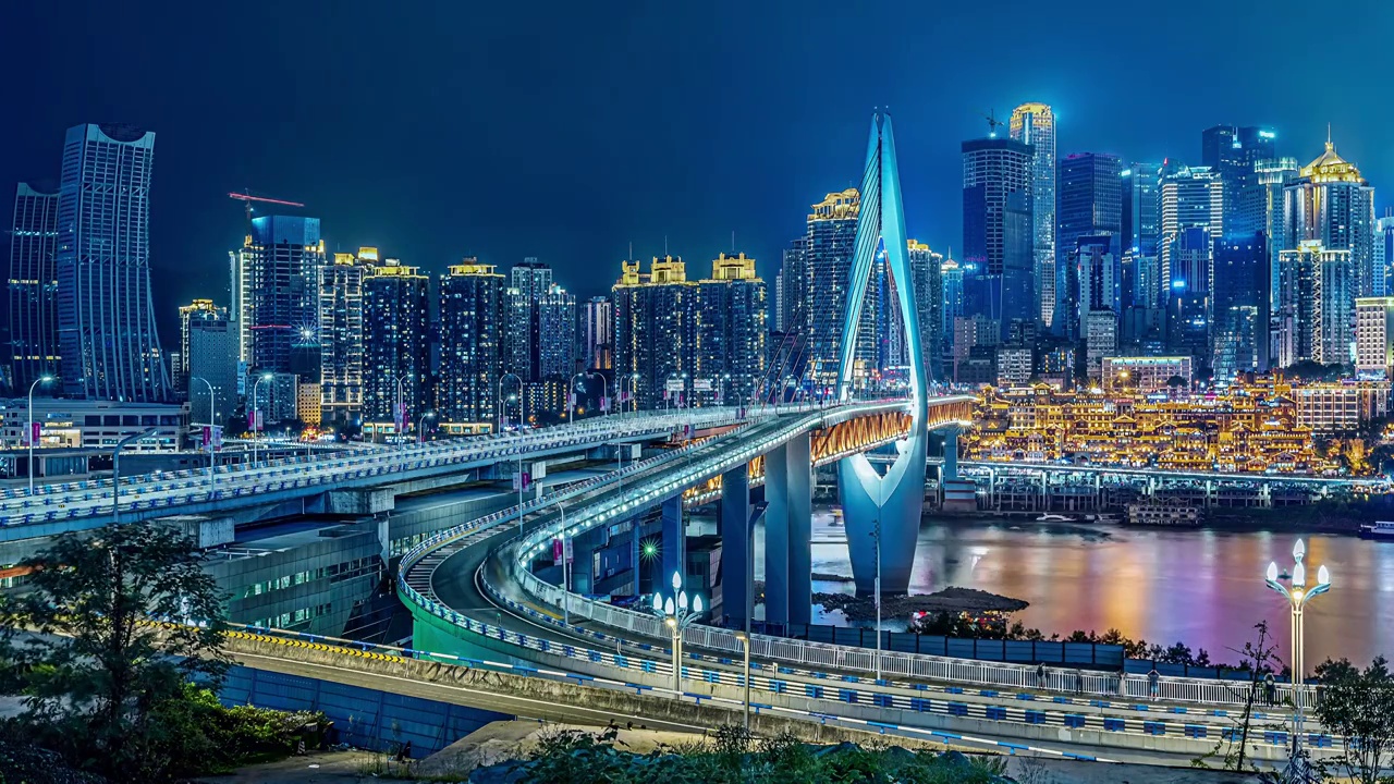夏季中国重庆城市建筑天际线和河流与道路夜景视频素材