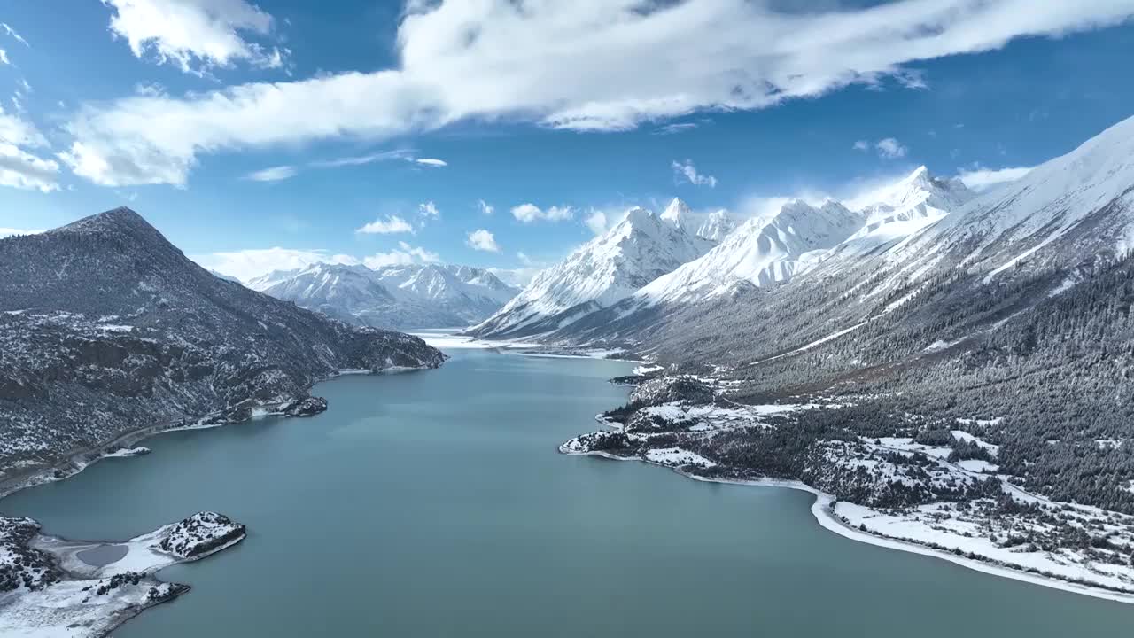 西藏昌都市八宿县然乌湖和雪山白云的航拍风光视频素材