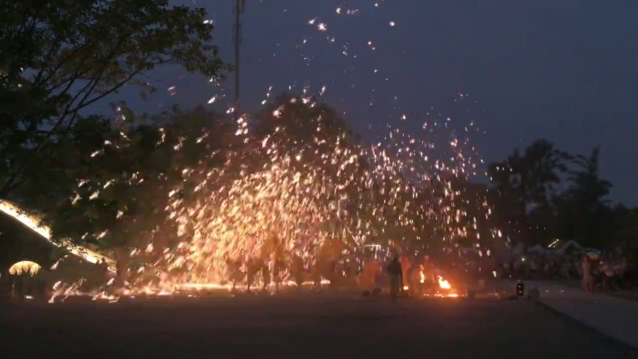 成都黄龙溪古镇国家级非物质文化遗产舞火龙打铁花表演视频素材