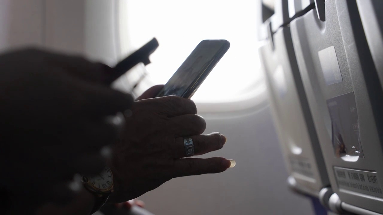 飞机上使用手机视频素材
