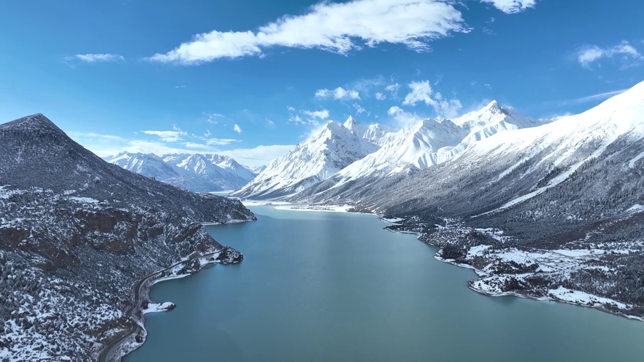 西藏昌都市八宿县然乌湖和雪山白云的航拍风光视频下载