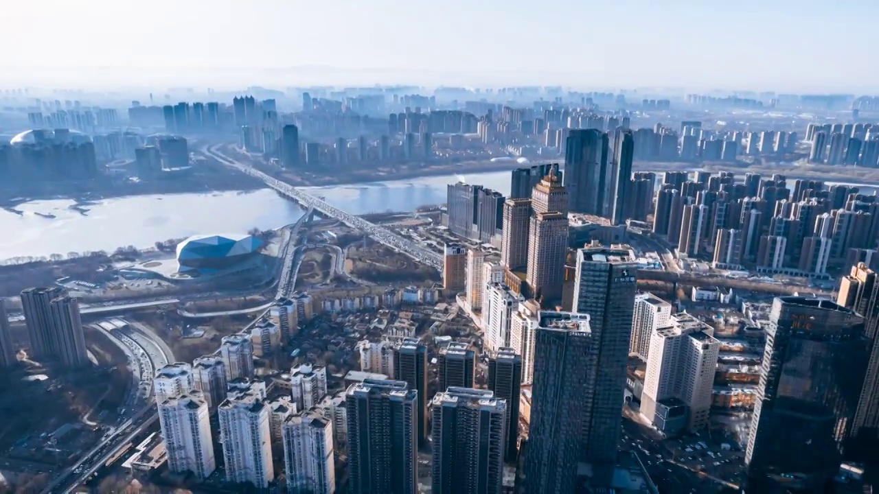 中国辽宁沈阳浑河沿岸城市天际线清晨航拍风光延时摄影视频素材
