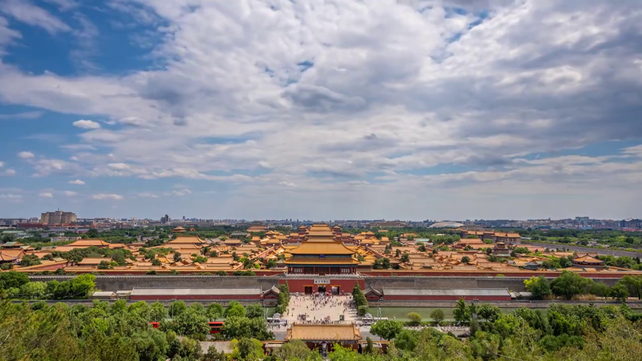 景山俯瞰故宫宫殿群全景风光和中轴线城市天际线（8K）视频下载