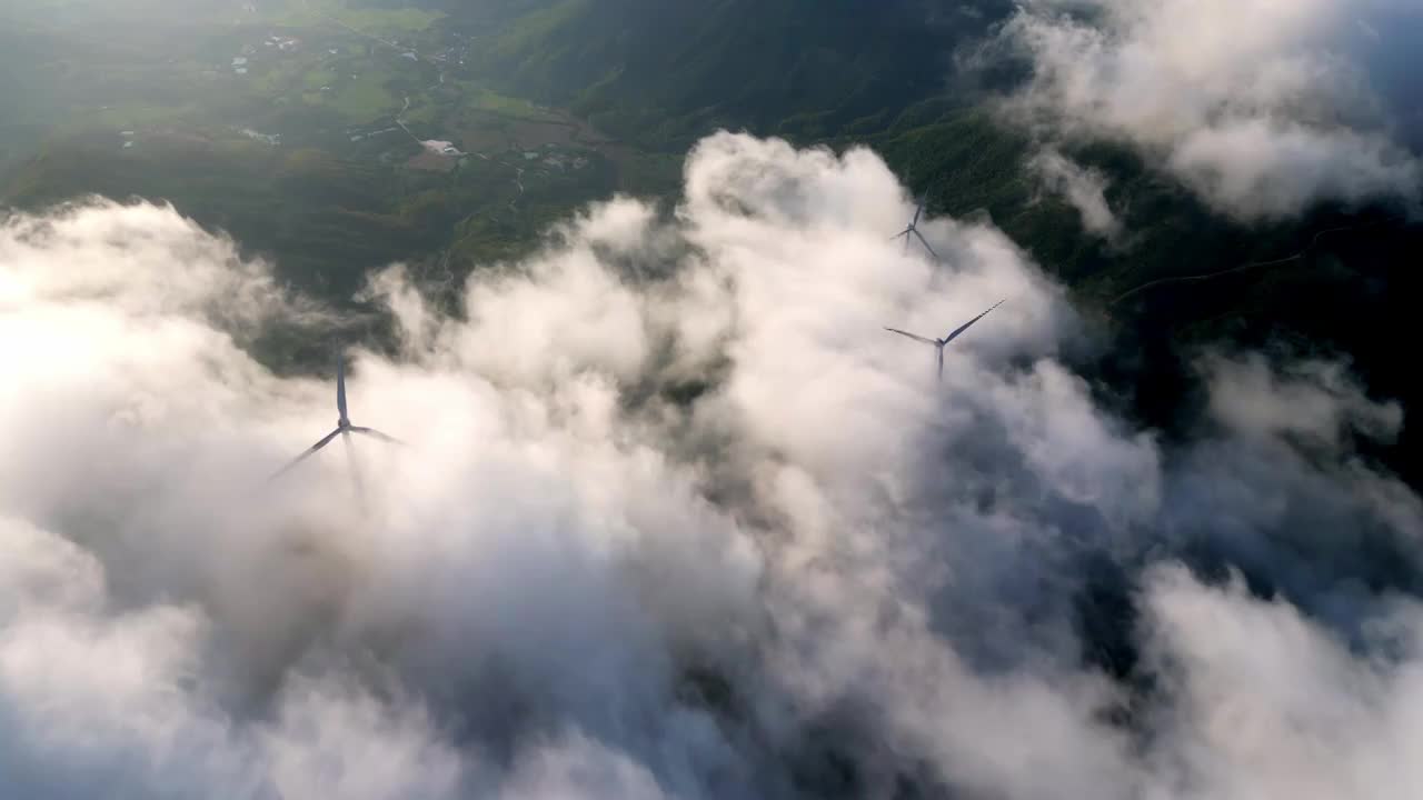 云海中的风力发电机航拍视频，惠州市惠东县盐洲杨屋风力发电机，4K航拍视频视频下载