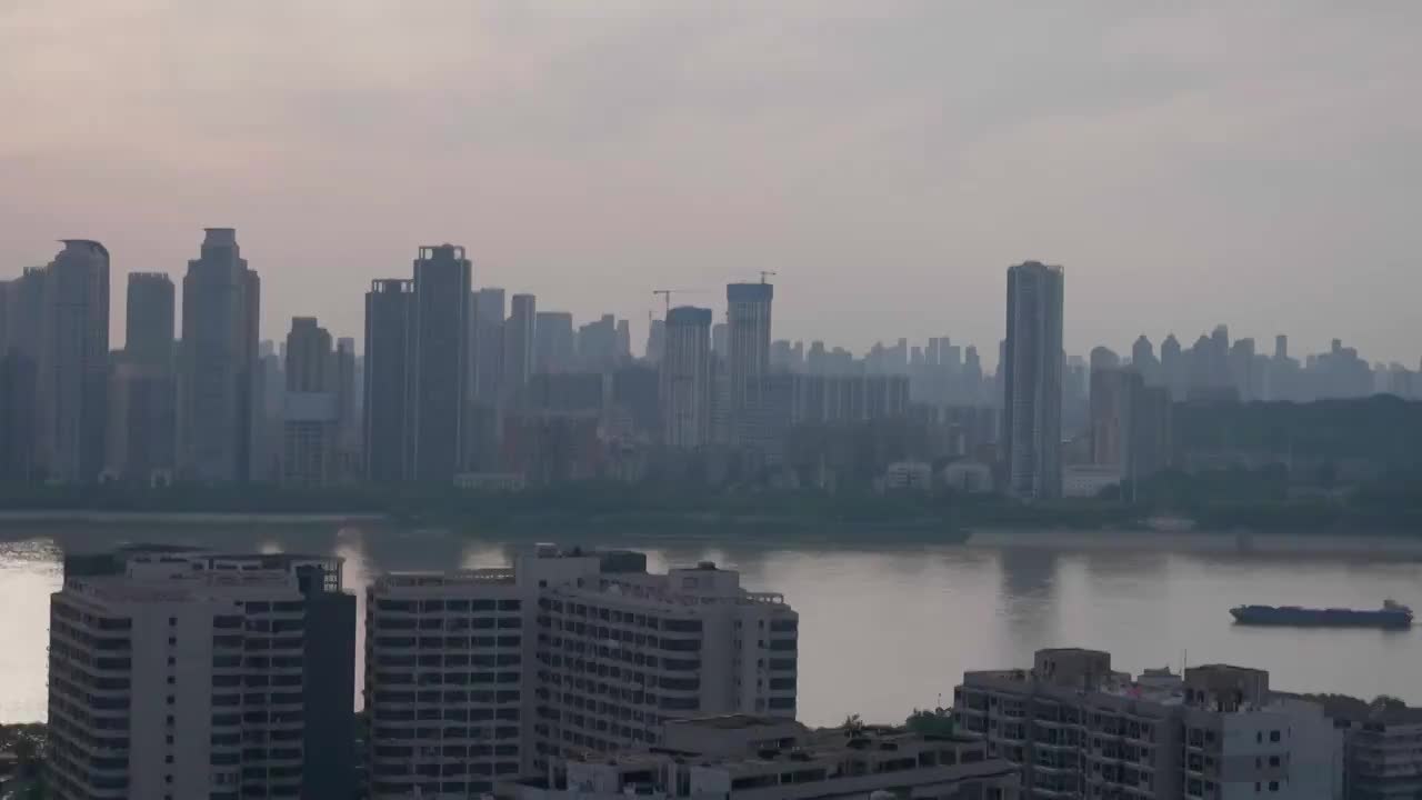 武汉长江两岸大桥黄鹤楼地标城市建筑全景视频下载