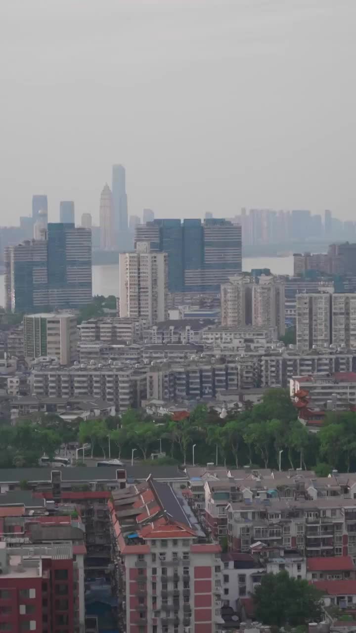 武汉黄鹤楼和绿地中心城市地标同框视频下载