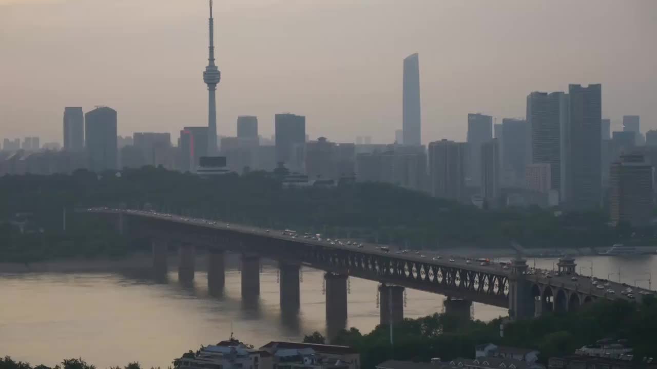 武汉长江大桥龟山电视塔晚高峰城市交通视频下载