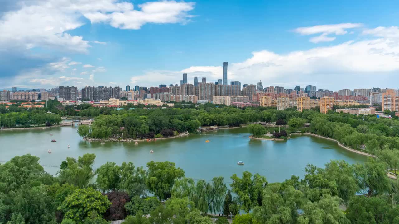 俯瞰龙潭湖公园和北京国贸CBD中国尊城市风光延时视频下载