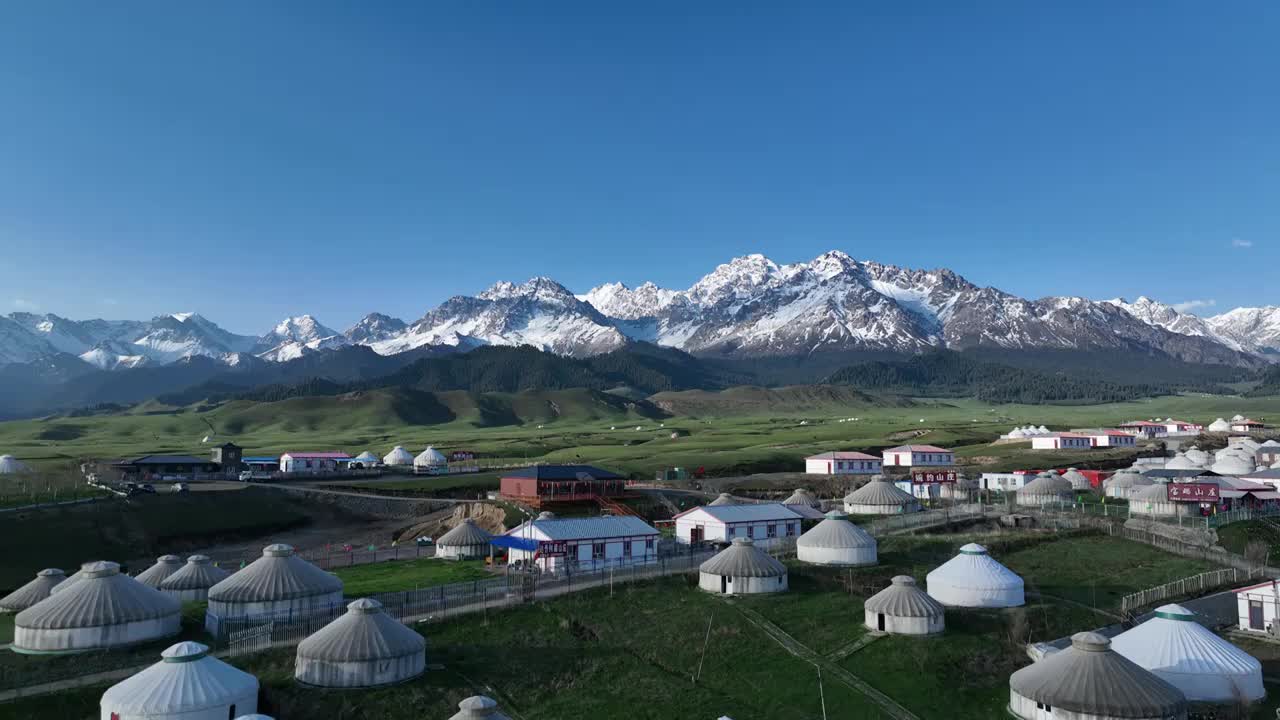 新疆101公路 鹿角湾雪山牧场 蒙古包视频下载