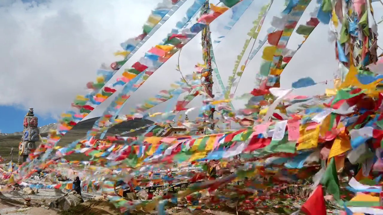 滇藏线大雪山垭口交通岔口罕见的崭新经幡塔挂满五色风马旗是西藏民俗文化象征为过路行人车辆祈求平安吉祥幸视频下载