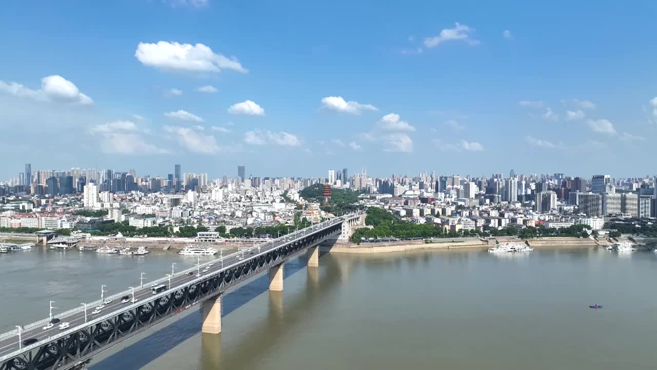 航拍武汉城市旅游地标长江大桥与黄鹤楼视频下载