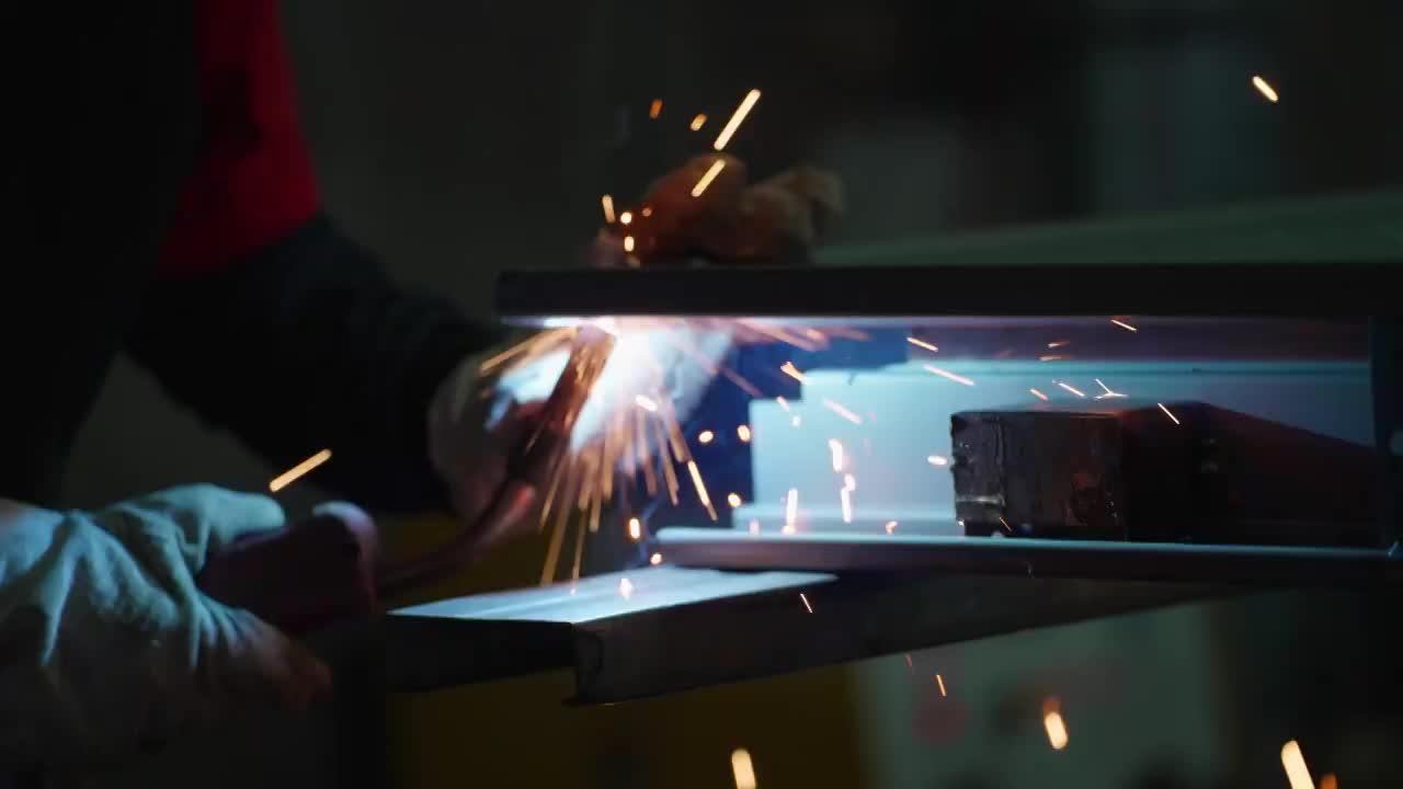 工厂焊接特写慢镜头视频素材