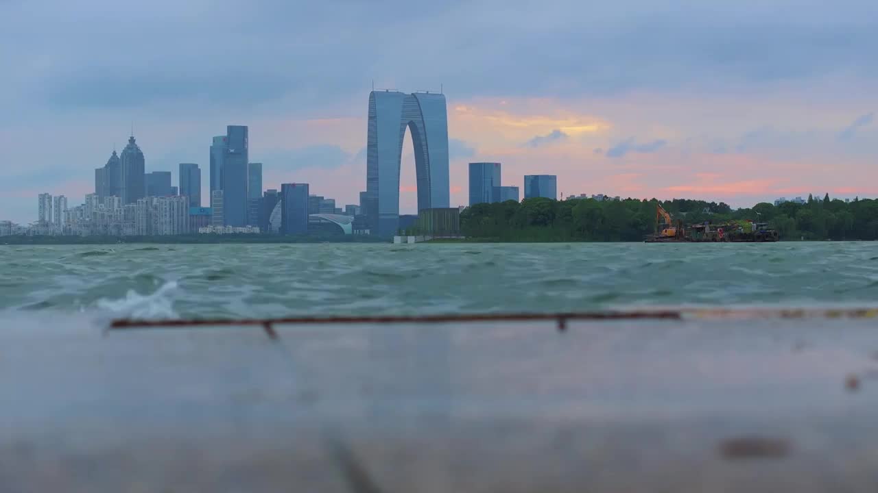 苏州园区金鸡湖的浪花翻动视频素材