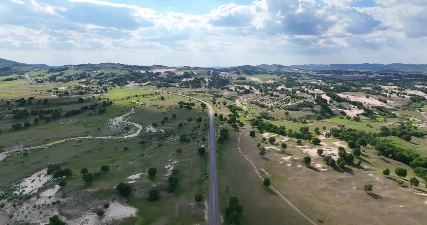 航拍空中鸟瞰夏天草原上的公路视频素材